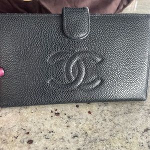 Chanel caviar bifold walker. Black.